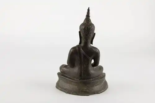 Figur, Thailand, 19. Jh., oder älter, Buddha im Lotussitz mit verschränkten Händen, gewachsene Patina mit Fehlstellen am Ohr und an den Händen, Gebrauchsspuren. H: 21 cm
