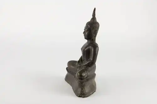 Figur, Thailand, 19. Jh., oder älter, Buddha im Lotussitz mit verschränkten Händen, gewachsene Patina mit Fehlstellen am Ohr und an den Händen, Gebrauchsspuren. H: 21 cm