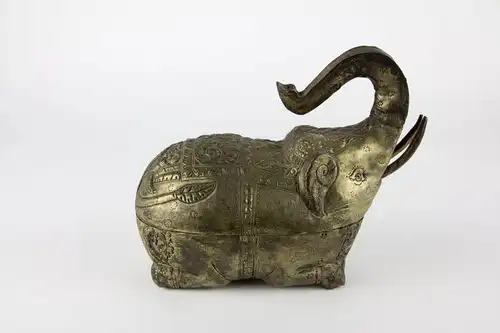 Dose, Asien, 20. Jh., Metall, in Form eines Elefanten, originell und dekorativ, Gebrauchsspuren. H: 17 cm, L: 20 cm