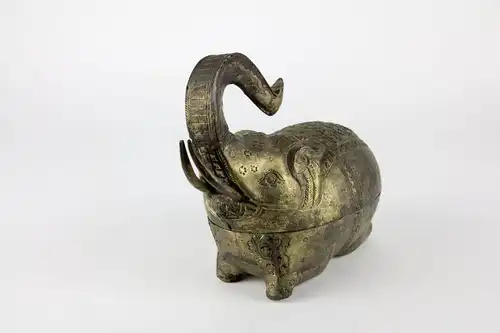 Dose, Asien, 20. Jh., Metall, in Form eines Elefanten, originell und dekorativ, Gebrauchsspuren. H: 17 cm, L: 20 cm