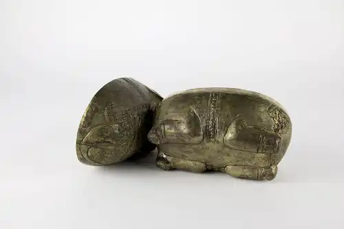 Dose, Asien, 20. Jh., Metall, in Form eines Elefanten, originell und dekorativ, Gebrauchsspuren. H: 17 cm, L: 20 cm