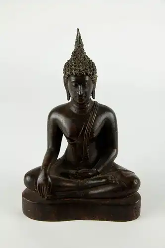 Figur, Thailand, 19. Jh., Kupferbronze mit Resten einer roten Kultbemalung, Buddha im Lotussitz auf Sockel. H: 20 cm