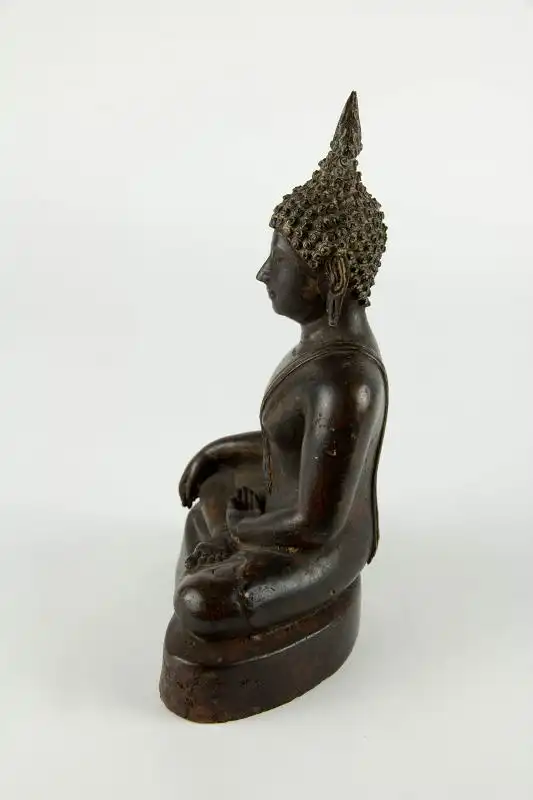 Figur, Thailand, 19. Jh., Kupferbronze mit Resten einer roten Kultbemalung, Buddha im Lotussitz auf Sockel. H: 20 cm 1