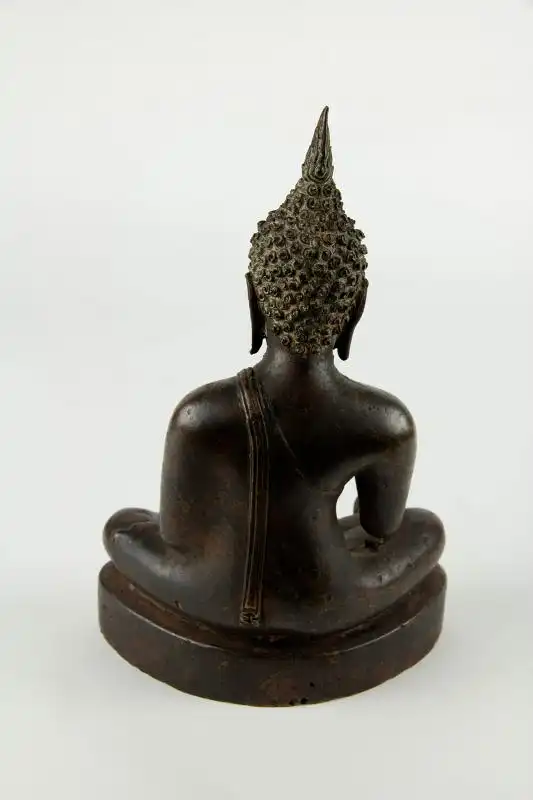 Figur, Thailand, 19. Jh., Kupferbronze mit Resten einer roten Kultbemalung, Buddha im Lotussitz auf Sockel. H: 20 cm 2
