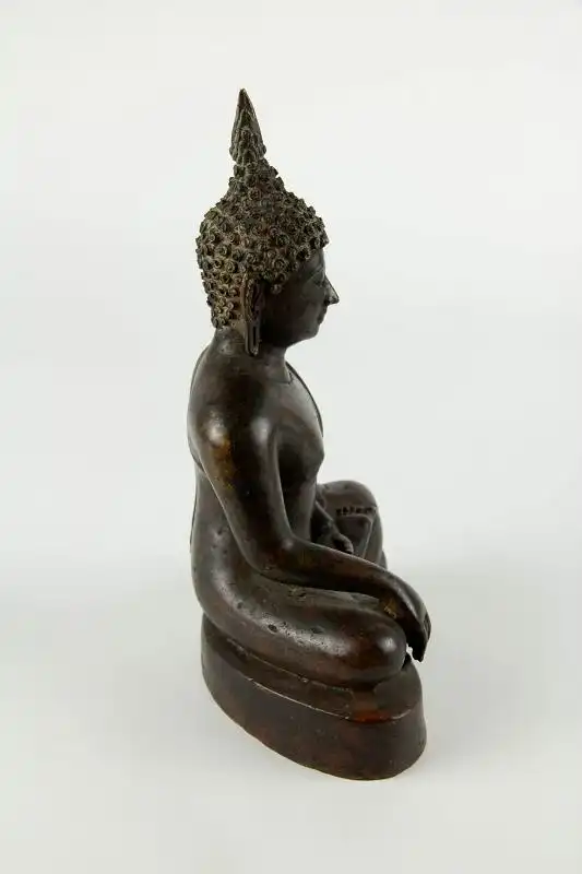 Figur, Thailand, 19. Jh., Kupferbronze mit Resten einer roten Kultbemalung, Buddha im Lotussitz auf Sockel. H: 20 cm 3
