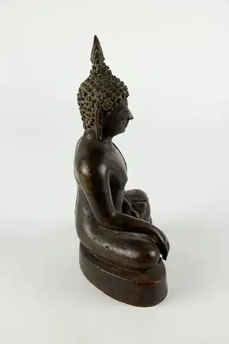 Figur, Thailand, 19. Jh., Kupferbronze mit Resten einer roten Kultbemalung, Buddha im Lotussitz auf Sockel. H: 20 cm