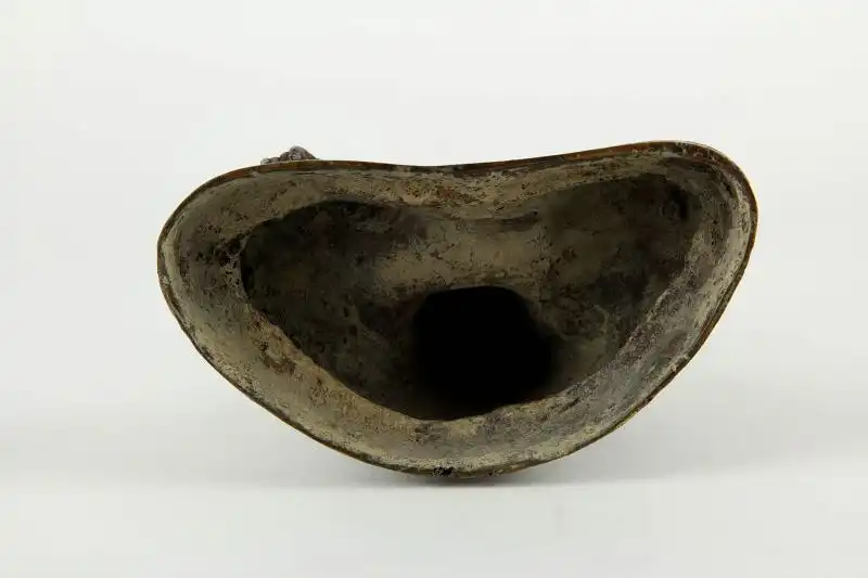 Figur, Thailand, 19. Jh., Kupferbronze mit Resten einer roten Kultbemalung, Buddha im Lotussitz auf Sockel. H: 20 cm 4