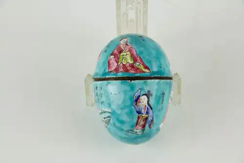 Ei, China, 19. Jh., Emaille, türkisgrundig, umlaufend bemalt Figuren und Texten, kleine Fehlstellen. H: 6,5 cm, 
Egg, China, 19th century, enamel painting with figures and text, good condition.