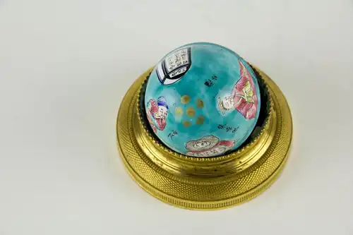 Ei, China, 19. Jh., Emaille, türkisgrundig, umlaufend bemalt Figuren und Texten, kleine Fehlstellen. H: 6,5 cm, 
Egg, China, 19th century, enamel painting with figures and text, good condition.