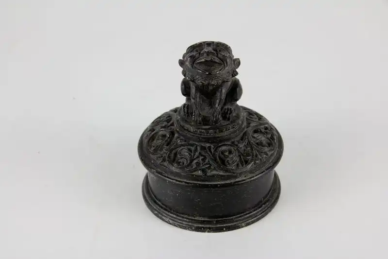 Dose, wohl Persisch, 20. Jh., Stein, gedreht und geschnitzt, Deckelabschluss als Fabelwesen, kleine Ausplatzer, Gebrauchsspuren. H: 9,5 cm 0