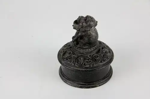 Dose, wohl Persisch, 20. Jh., Stein, gedreht und geschnitzt, Deckelabschluss als Fabelwesen, kleine Ausplatzer, Gebrauchsspuren. H: 9,5 cm