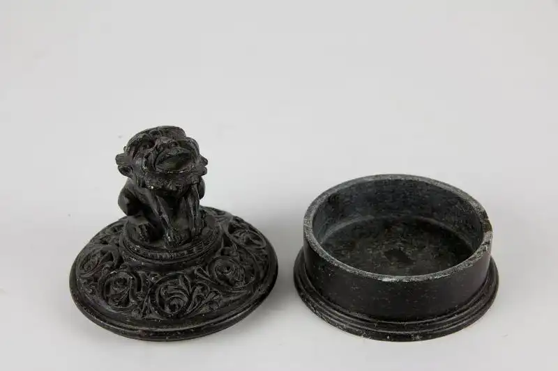 Dose, wohl Persisch, 20. Jh., Stein, gedreht und geschnitzt, Deckelabschluss als Fabelwesen, kleine Ausplatzer, Gebrauchsspuren. H: 9,5 cm 2