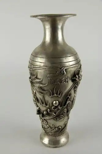 Vase, China, 20. Jh., Metall, Silberfarben, umlaufend mit plastisch aufgelegten Drachen und Schriftzeichen