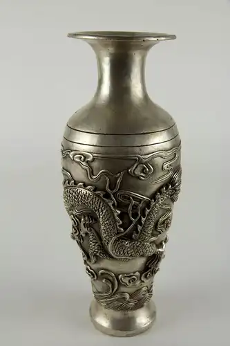 Vase, China, 20. Jh., Metall, Silberfarben, umlaufend mit plastisch aufgelegten Drachen und Schriftzeichen