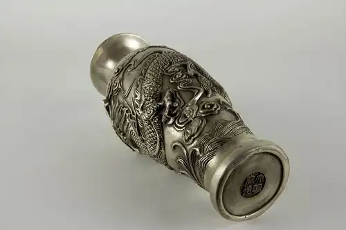 Vase, China, 20. Jh., Metall, Silberfarben, umlaufend mit plastisch aufgelegten Drachen und Schriftzeichen