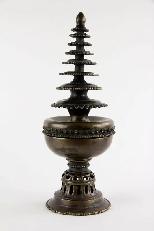 Stupa, Tibet/Nepal, 19./20. Jh., Bronzegu mit Bajonettverschluss, Stand durchbrochen gearbeitet und leicht verziert, Patina, Gebrauchsspuren, H: 31 cm 0