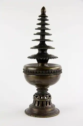Stupa, Tibet/Nepal, 19./20. Jh., Bronzeguß mit Bajonettverschluss, Stand durchbrochen gearbeitet und leicht verziert, Patina, Gebrauchsspuren, H: 31 cm