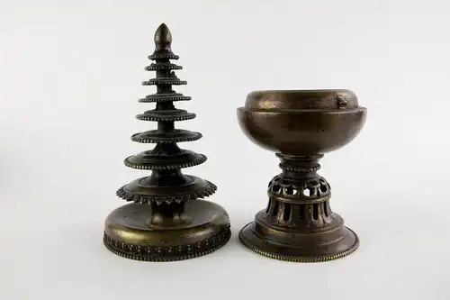 Stupa, Tibet/Nepal, 19./20. Jh., Bronzeguß mit Bajonettverschluss, Stand durchbrochen gearbeitet und leicht verziert, Patina, Gebrauchsspuren, H: 31 cm