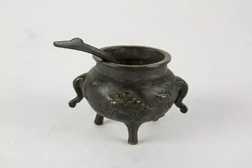 Räuchergefäß, China, Ming Dynastie (1368-1644), Bronze, verziert mit Blumendekor, auf drei Beinen, dazu kleiner Löffel, guter Zustand, mit Patina, wohl Ausgrabungsstück. D: 6,5 cm, H: 5 cm