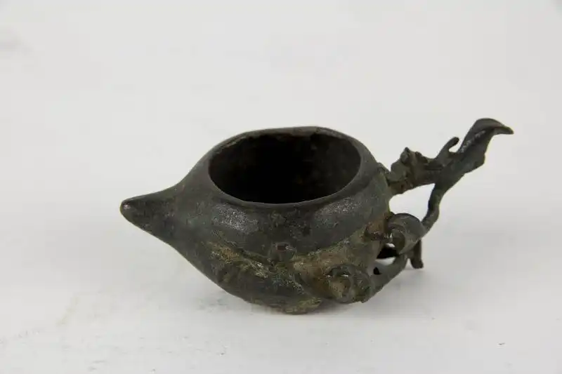 Ruchergef, China, Ming Dynastie, (1368-1644), Bronze, in Form eines Pfirsichs, Beschdigungen, wohl Ausgrabungsstck. H: 3 cm, L: 8 cm 0