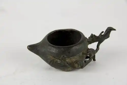 Räuchergefäß, China, Ming Dynastie, (1368-1644), Bronze, in Form eines Pfirsichs, Beschädigungen, wohl Ausgrabungsstück. H: 3 cm, L: 8 cm