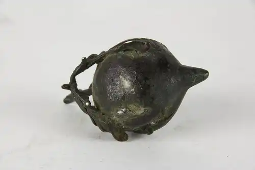 Räuchergefäß, China, Ming Dynastie, (1368-1644), Bronze, in Form eines Pfirsichs, Beschädigungen, wohl Ausgrabungsstück. H: 3 cm, L: 8 cm