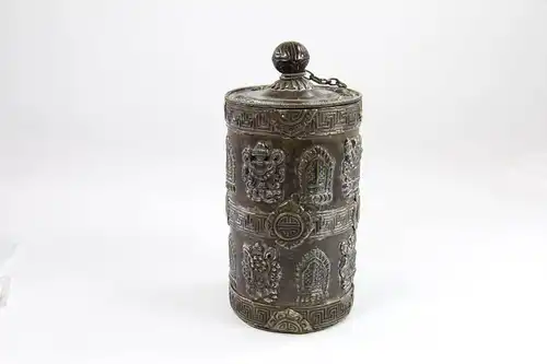 Deckelgefäß, China, 20. Jh., Kupfer, verziert aufgesetzten buddhistischen Symbolen, guter Zustand. H: 18 cm