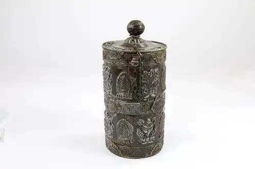 Deckelgefäß, China, 20. Jh., Kupfer, verziert aufgesetzten buddhistischen Symbolen, guter Zustand. H: 18 cm