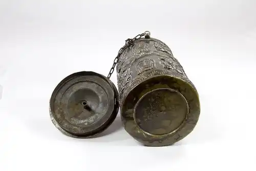 Deckelgefäß, China, 20. Jh., Kupfer, verziert aufgesetzten buddhistischen Symbolen, guter Zustand. H: 18 cm