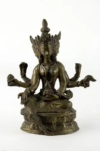 Figur, Tibet/Nepal, 20. Jh., wohl Bronze, dreiköpfige Tara auf doppelten Lotussockel sitzend, Gebrauchsspuren. H: 17 cm