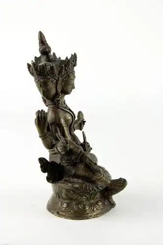 Figur, Tibet/Nepal, 20. Jh., wohl Bronze, dreiköpfige Tara auf doppelten Lotussockel sitzend, Gebrauchsspuren. H: 17 cm