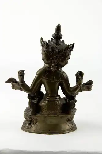 Figur, Tibet/Nepal, 20. Jh., wohl Bronze, dreiköpfige Tara auf doppelten Lotussockel sitzend, Gebrauchsspuren. H: 17 cm