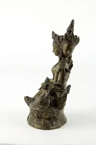 Figur, Tibet/Nepal, 20. Jh., wohl Bronze, dreiköpfige Tara auf doppelten Lotussockel sitzend, Gebrauchsspuren. H: 17 cm