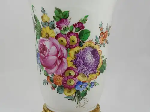 Vase, Anf. 20. Jh., gemarkt Lamm, Dresden, verziert mit Blumenbouquet, Stand mit halbplastisch aufgelegten Weintrauben mit Blättern, vergoldet, sehr feine und hochwertige Malerei. H: 20,5 cm, EUR 280,- 