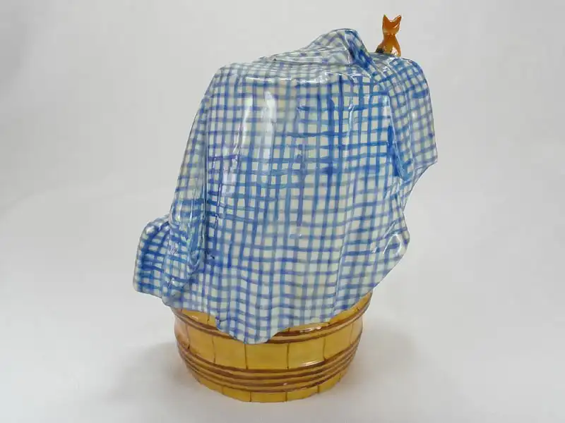 Porzellanfigur, 18./19. Jh., wohl England, Meißenkopiemarke, auf Glasur, in Fass sitzender Schuster bei der Reparatur eines Stiefels, polychrom bemalt, 2 große Brandrisse, 3 kleine Brandrisse im Fassboden, Gebrauchsspuren, sehr originell. H: 18 cm,... 3