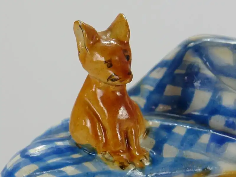 Porzellanfigur, 18./19. Jh., wohl England, Meißenkopiemarke, auf Glasur, in Fass sitzender Schuster bei der Reparatur eines Stiefels, polychrom bemalt, 2 große Brandrisse, 3 kleine Brandrisse im Fassboden, Gebrauchsspuren, sehr originell. H: 18 cm,... 5