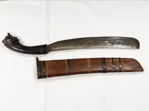 Kleines Haumesser, Klewang, 19. Jh., Sumatra, geschnitzter Horngriff in Form eines Kopfes, kräftige, keilförmige Klinge, abgerundet, Holzscheide mit Hornzwingen und -aufhänger, Ort der Scheide defekt (Holzbruch), ein Hornabschluss fehlt, guter...