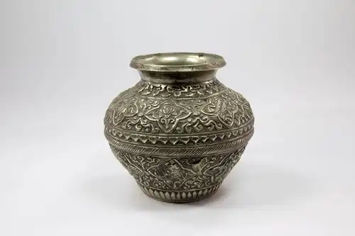 Vase,  wohl Tibet, um 1900, Weißmetall, verziert mit Ornamenten und Drachen, guter Zustand.   H: 12,5 cm, 
Vase, probably Tibet, metal, decorated with dragons