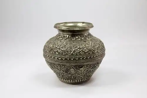 Vase,  wohl Tibet, um 1900, Weißmetall, verziert mit Ornamenten und Drachen, guter Zustand.   H: 12,5 cm, 
Vase, probably Tibet, metal, decorated with dragons