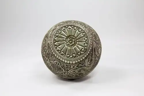 Vase,  wohl Tibet, um 1900, Weißmetall, verziert mit Ornamenten und Drachen, guter Zustand.   H: 12,5 cm, 
Vase, probably Tibet, metal, decorated with dragons