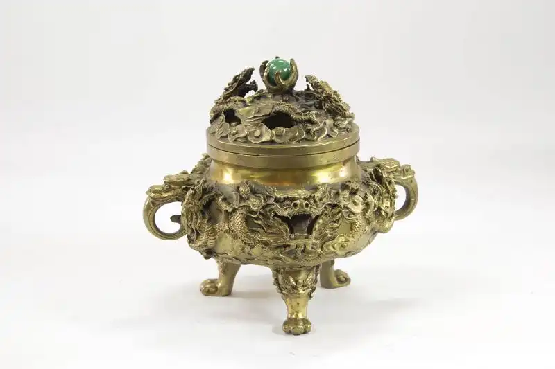 Räuchergefäß,  China, Anf. 20. Jh., Bronze, dekoriert mit Drachen und Fabelwesen als Henkel, Deckel durchbrochen gearbeitet, ebenfalls mit Drachen verziert, grüne Glaskugel? als Abschluss, sehr feiner Guss, im Boden Marke.  H: 16 cm 0
