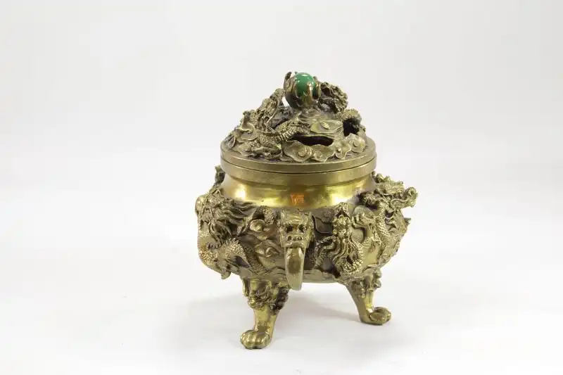 Räuchergefäß,  China, Anf. 20. Jh., Bronze, dekoriert mit Drachen und Fabelwesen als Henkel, Deckel durchbrochen gearbeitet, ebenfalls mit Drachen verziert, grüne Glaskugel? als Abschluss, sehr feiner Guss, im Boden Marke.  H: 16 cm 1