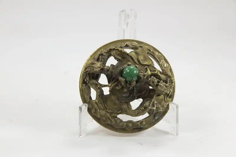 Räuchergefäß,  China, Anf. 20. Jh., Bronze, dekoriert mit Drachen und Fabelwesen als Henkel, Deckel durchbrochen gearbeitet, ebenfalls mit Drachen verziert, grüne Glaskugel? als Abschluss, sehr feiner Guss, im Boden Marke.  H: 16 cm 2