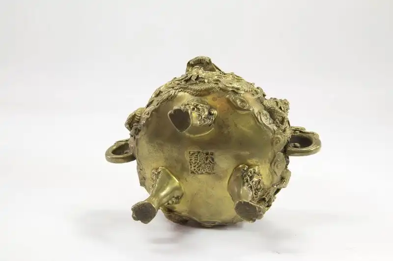 Räuchergefäß,  China, Anf. 20. Jh., Bronze, dekoriert mit Drachen und Fabelwesen als Henkel, Deckel durchbrochen gearbeitet, ebenfalls mit Drachen verziert, grüne Glaskugel? als Abschluss, sehr feiner Guss, im Boden Marke.  H: 16 cm 3