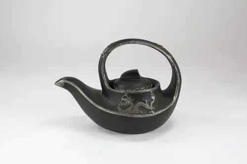 Teekanne,	19./20. Jh., China, Keramik, mit Weissmetalladern an den Rändern, Phönix, Drache und Ornamenten verziert, guter Zustand. H: 16 cm, 
Teapot, 19th/20th century, China, ceramic.