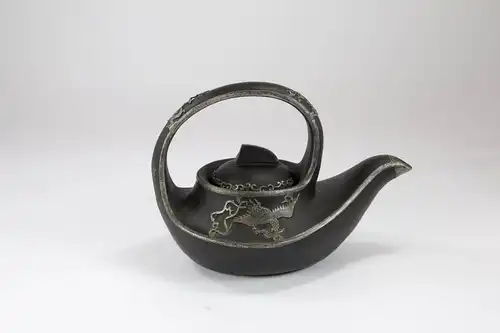 Teekanne,	19./20. Jh., China, Keramik, mit Weissmetalladern an den Rändern, Phönix, Drache und Ornamenten verziert, guter Zustand. H: 16 cm, 
Teapot, 19th/20th century, China, ceramic.