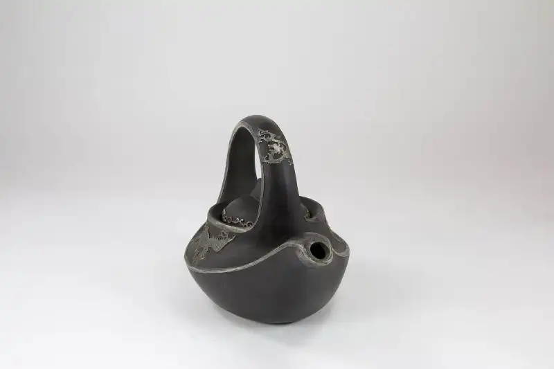 Teekanne,	19./20. Jh., China, Keramik, mit Weissmetalladern an den Rändern, Phönix, Drache und Ornamenten verziert, guter Zustand. H: 16 cm, 
Teapot, 19th/20th century, China, ceramic. 3