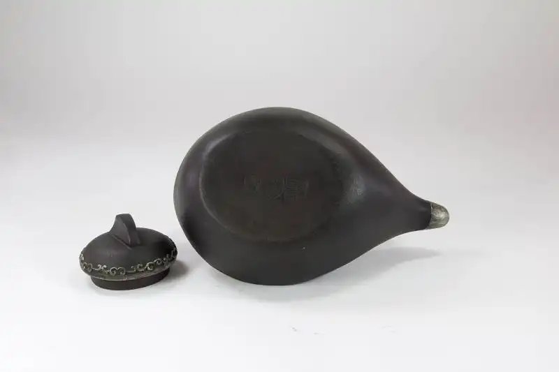 Teekanne,	19./20. Jh., China, Keramik, mit Weissmetalladern an den Rändern, Phönix, Drache und Ornamenten verziert, guter Zustand. H: 16 cm, 
Teapot, 19th/20th century, China, ceramic. 4