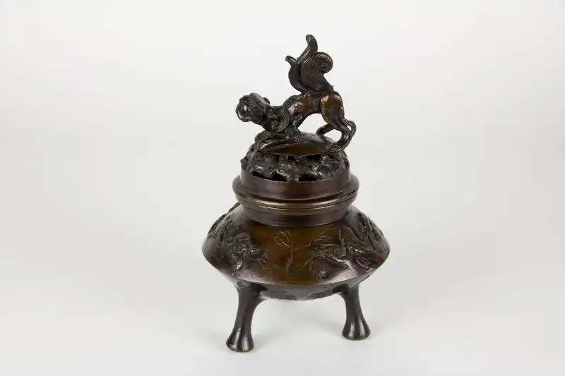 Kleines Räuchergefäß, China, 18./19. Jh., oder älter?, Bronze, Gefäß verziert mit Blumen und Vögeln, Deckelabschluß in Form eines Fo-Hundes, Gebrauchsspuren. H: 18 cm 0