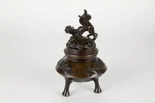 Kleines Räuchergefäß, China, 18./19. Jh., oder älter?, Bronze, Gefäß verziert mit Blumen und Vögeln, Deckelabschluß in Form eines Fo-Hundes, Gebrauchsspuren. H: 18 cm